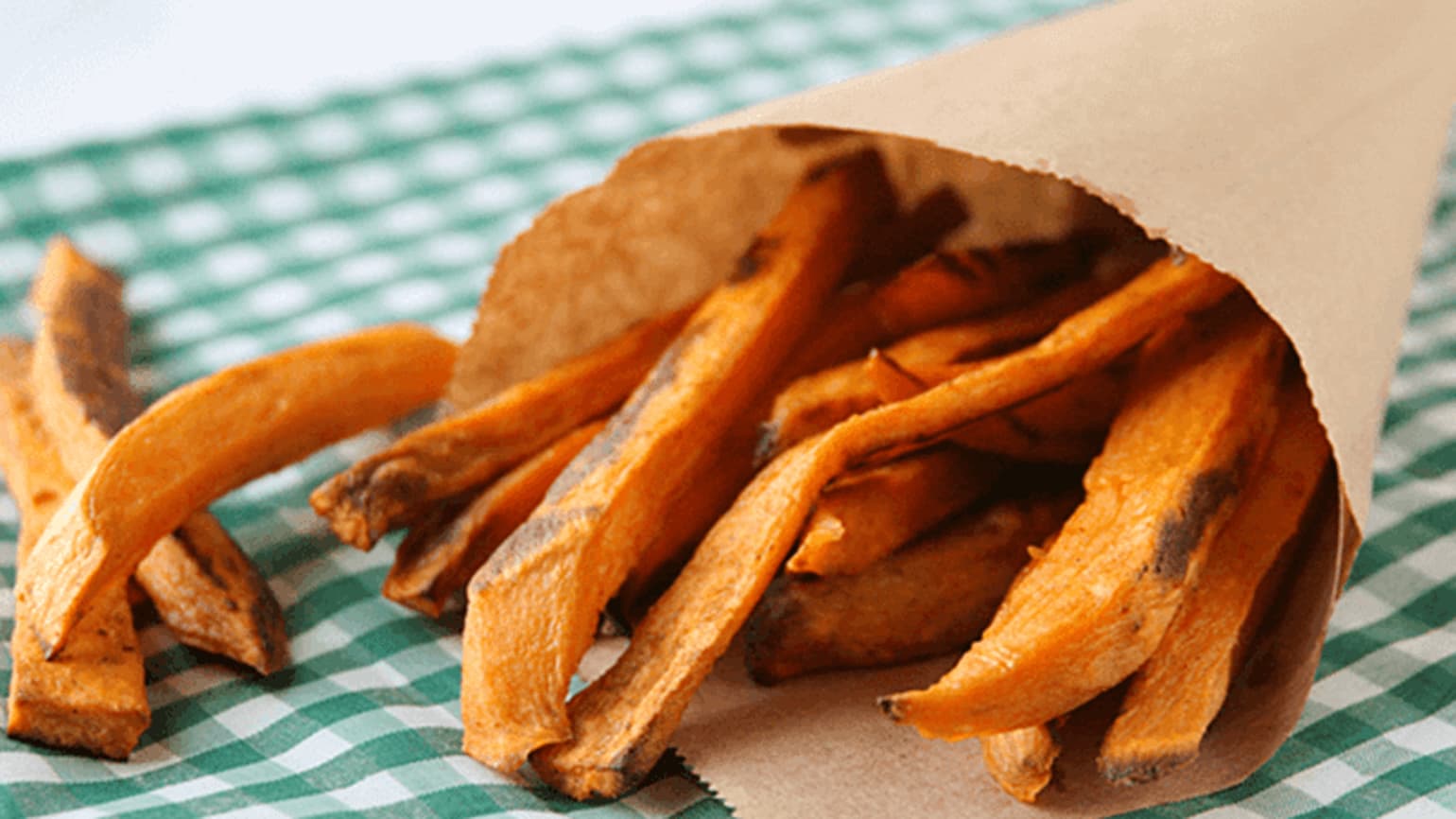 Würzige vegane Süsskartoffel-Pommes-frites